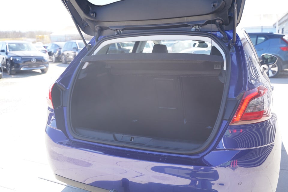 Peugeot 308 1,2 e-THP 130 Allure Sky 5d