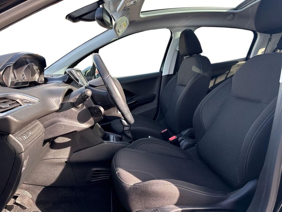 Peugeot 208 1,2 VTi 82 Signature Sky 5d