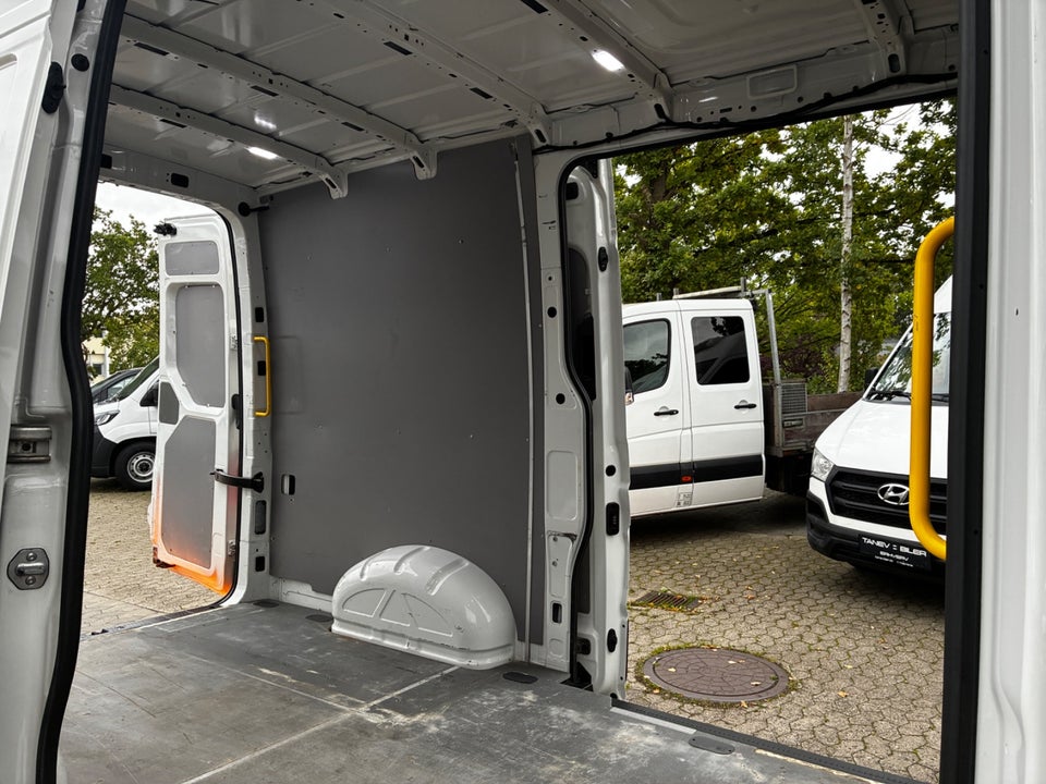 VW Crafter 35 2,0 TDi 177 Kassevogn L3H2 aut.