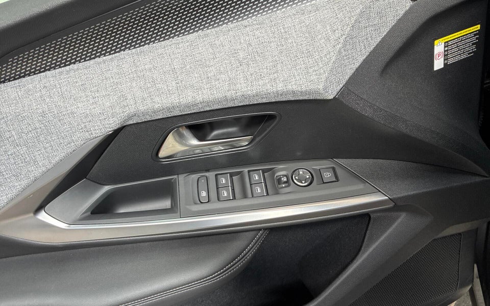 Peugeot e-3008 77 GT Pack 5d