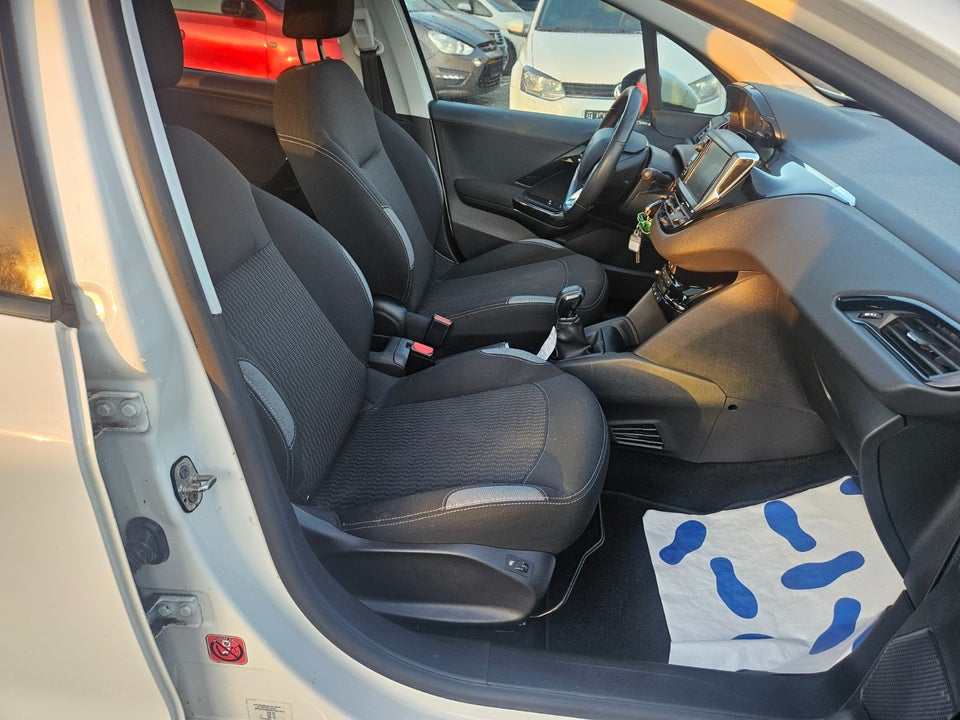 Peugeot 208 1,2 VTi 82 Allure Sky 5d