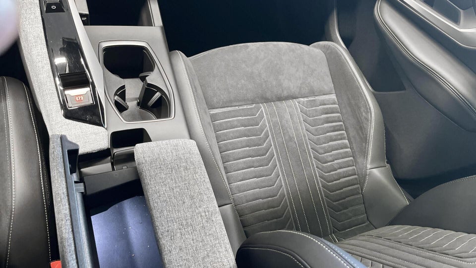 Peugeot e-3008 77 GT 5d