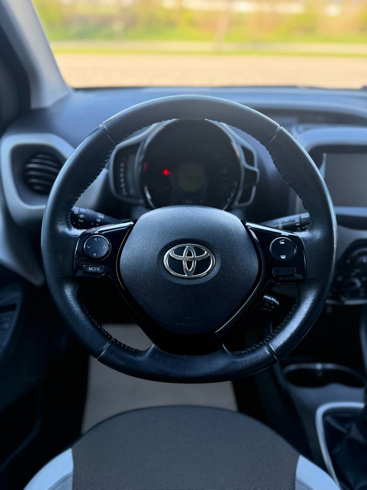 Toyota Aygo 1,0 VVT-i x-black 5d