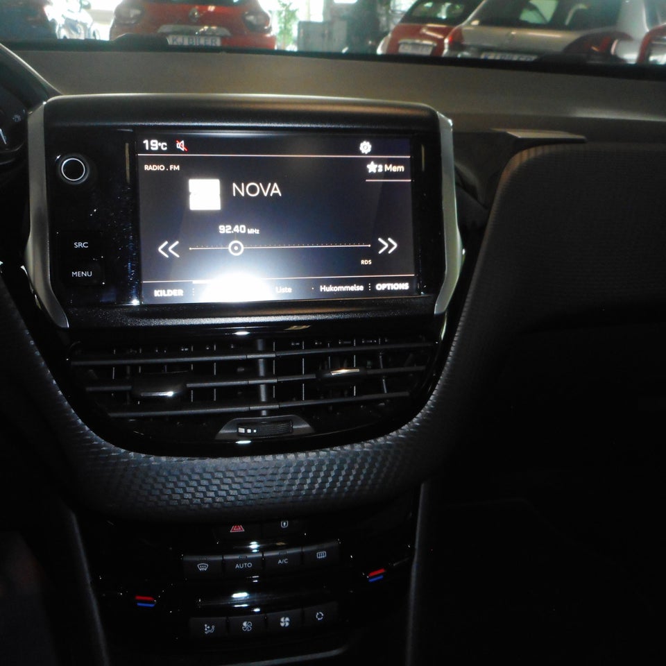 Peugeot 2008 1,5 BlueHDi 100 Allure Sky 5d