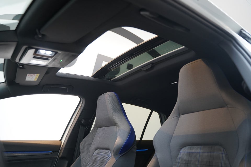 VW Golf VIII 1,4 GTE DSG 5d