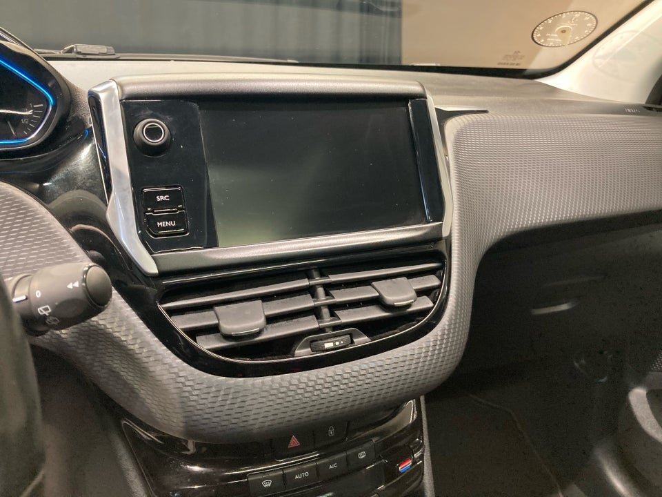 Peugeot 2008 1,2 e-THP 110 Selection Sky 5d