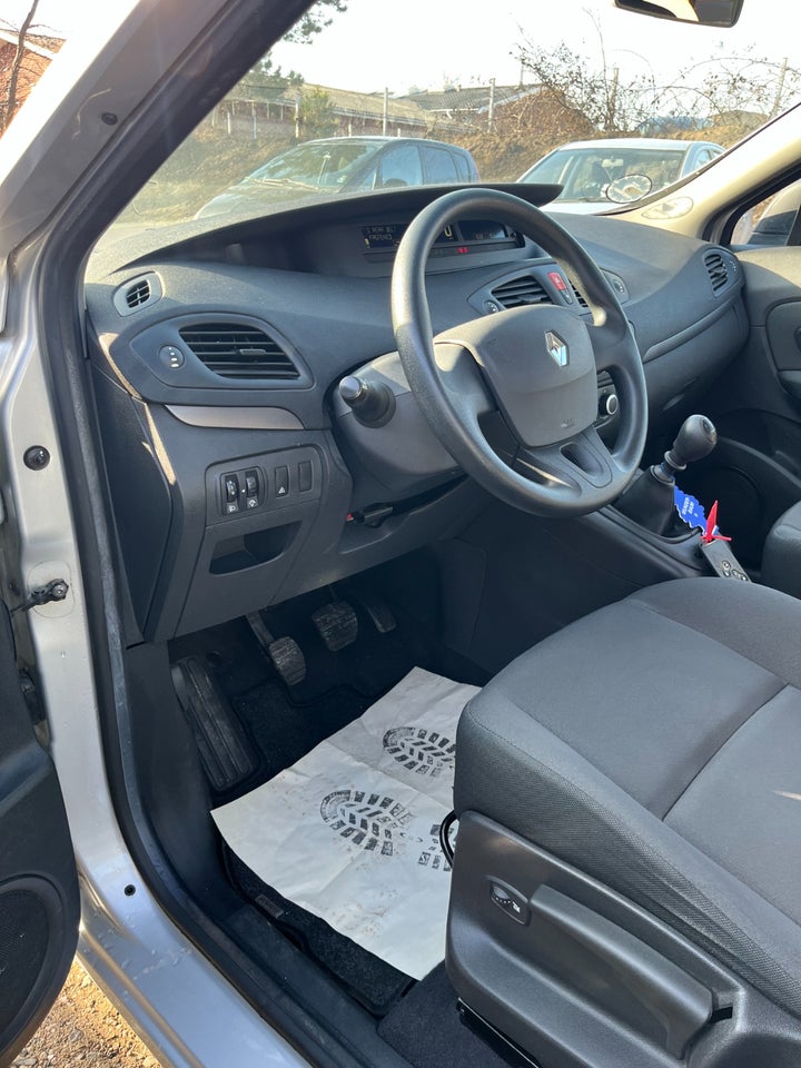 Renault Scenic III 1,6 16V Authentique 5d
