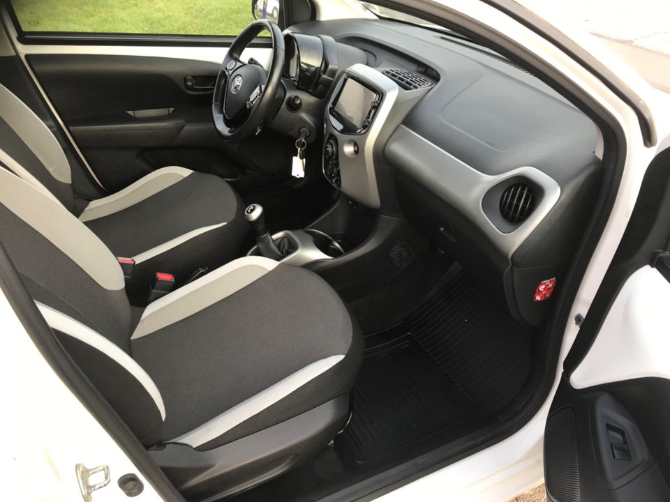 Toyota Aygo 1,0 VVT-i x-play x-touch 5d