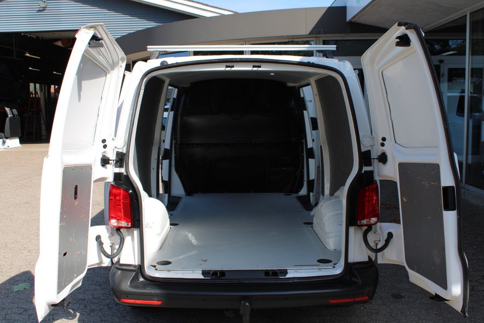 VW Transporter 2,0 TDi 110 Kassevogn lang