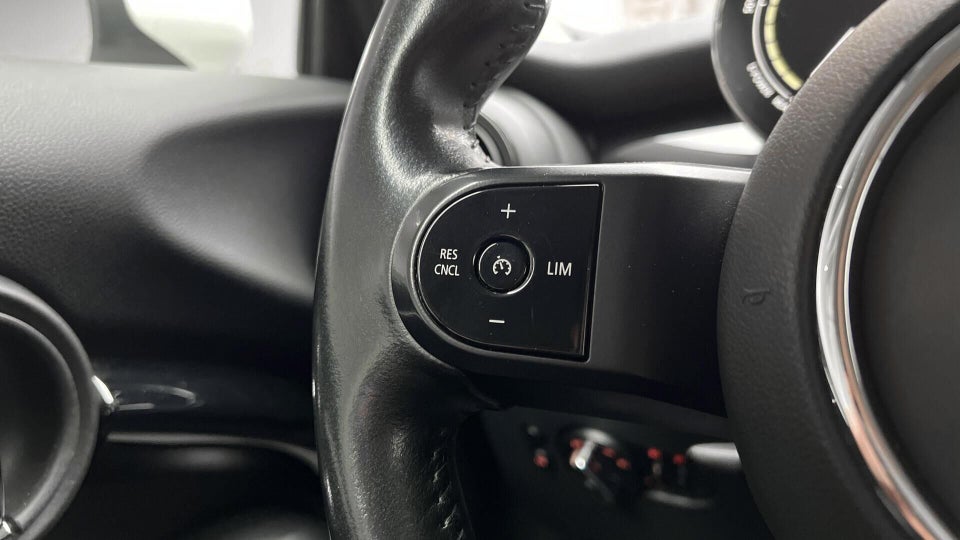 MINI Cooper SE Essential 3d