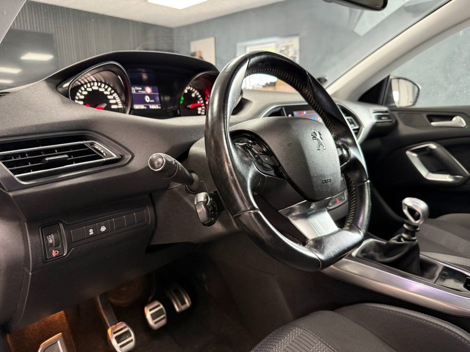 Peugeot 308 1,5 BlueHDi 130 Allure Sky 5d
