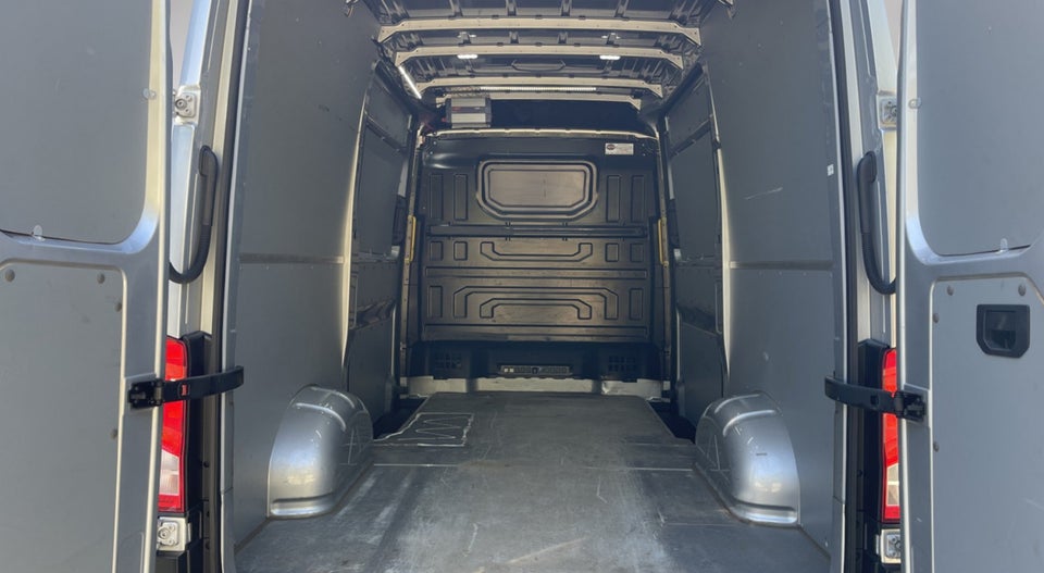 VW Crafter 30 2,0 TDi 177 Kassevogn L3H2
