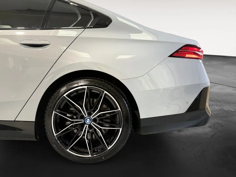 BMW i5 eDrive40 M-Sport 4d