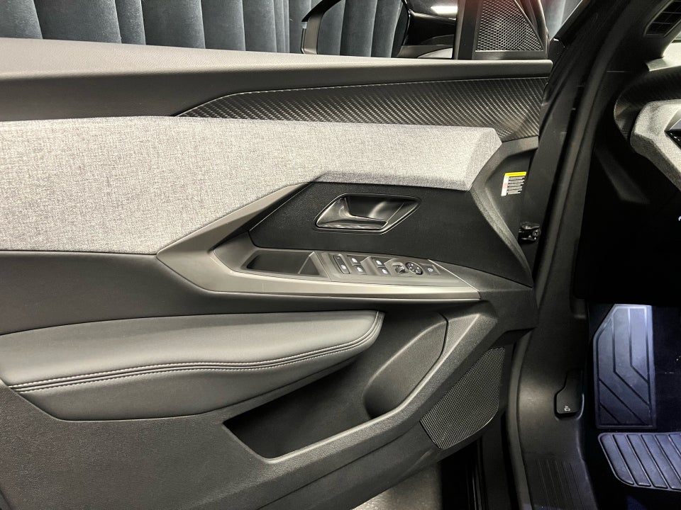 Peugeot e-3008 77 GT 5d