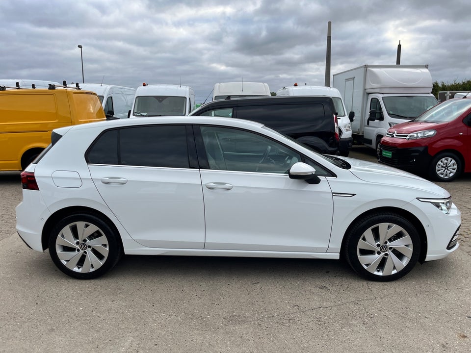 VW Golf VIII 2,0 TDi 150 Style DSG Van 5d