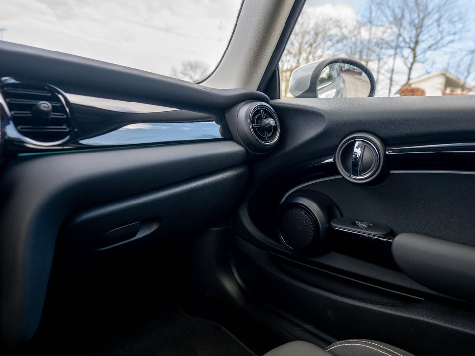 MINI Cooper SE Essential 3d