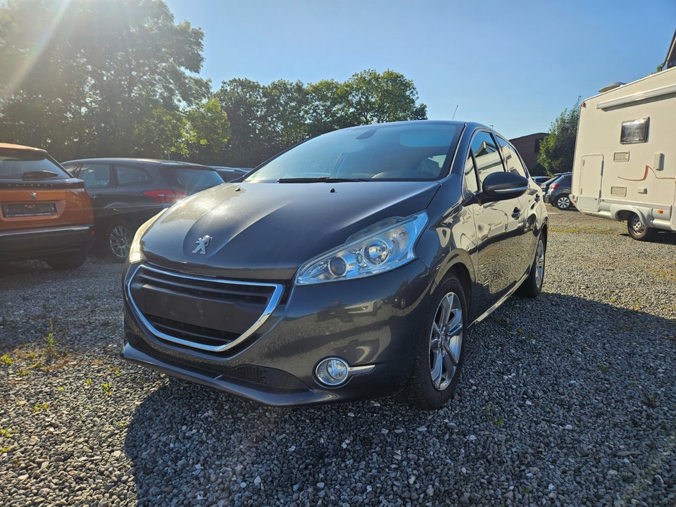 Peugeot 208 1,2 VTi Allure Sky 5d