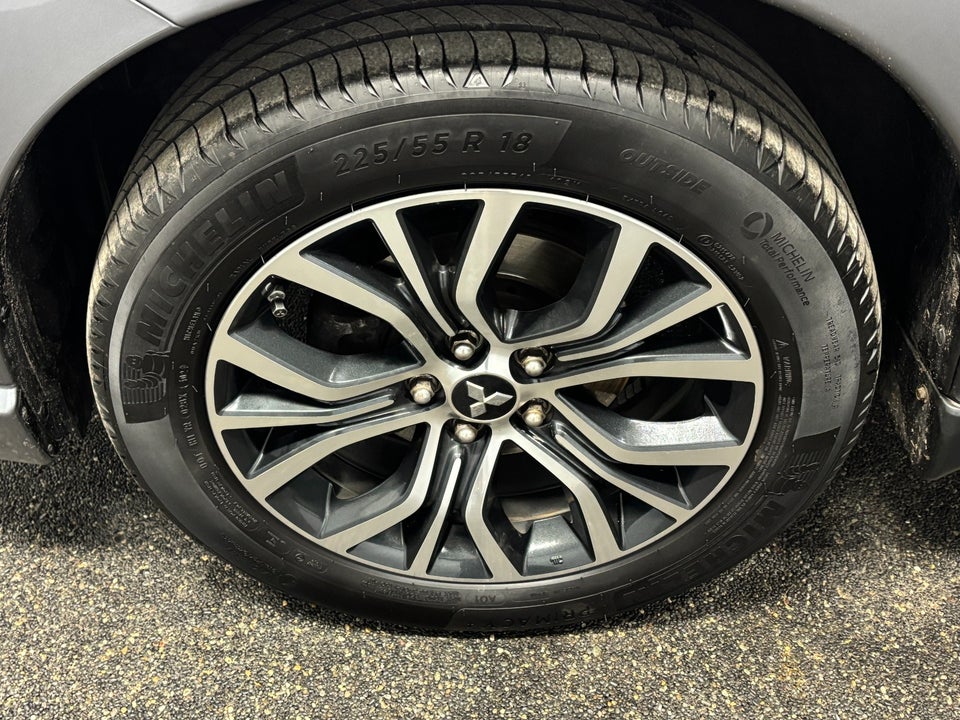 Mitsubishi Outlander 2,4 PHEV Invite CVT 4WD 5d