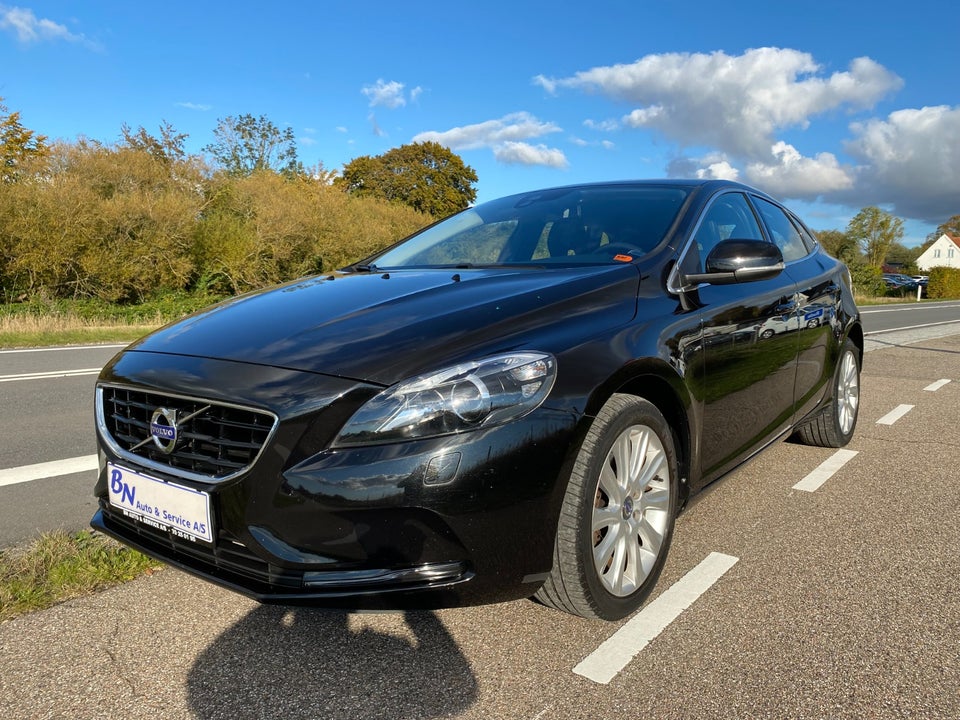 Volvo V40 2,0 T3 152 Momentum 5d