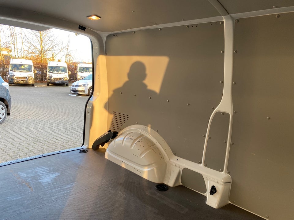 VW Transporter 2,0 TDi 110 Kassevogn lang