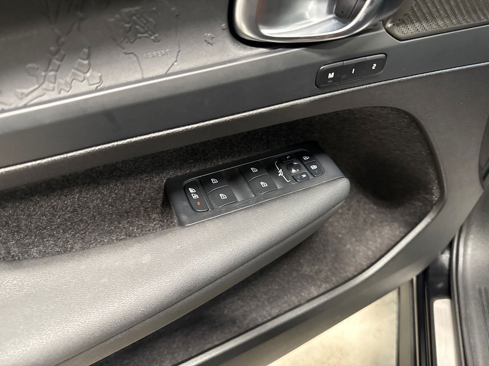 Volvo EC40 Extended Range Black Edition 5d