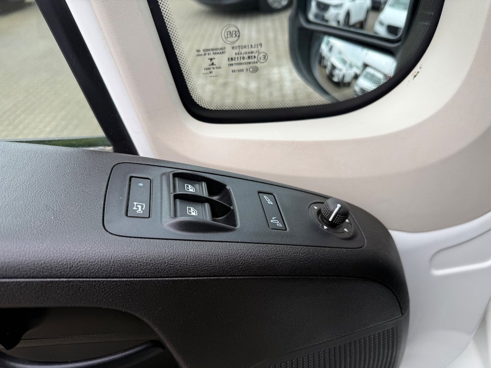 Peugeot Boxer 333 2,2 BlueHDi 140 L2H2 Premium