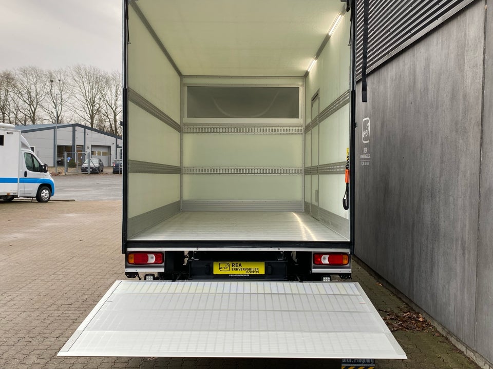 Iveco Daily 3,0 35S18 4100mm Box m/lift AG8
