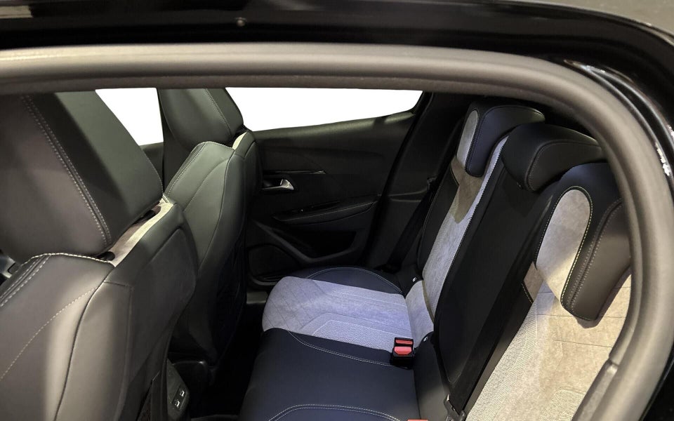 Peugeot e-208 50 GT 5d