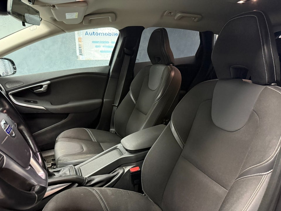 Volvo V40 1,6 D2 115 Momentum aut. 5d