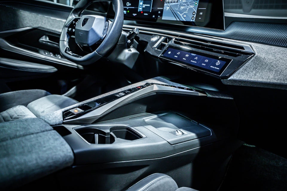 Peugeot e-3008 77 GT 5d