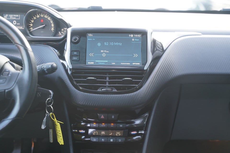 Peugeot 2008 1,5 BlueHDi 100 Prestige Sky 5d