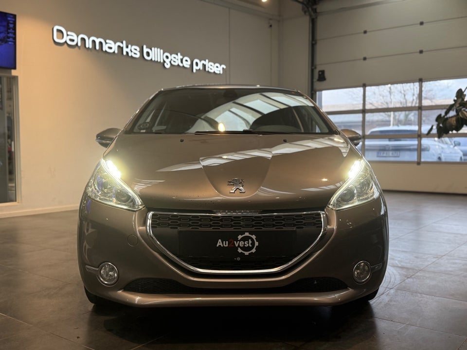 Peugeot 208 1,2 VTi Allure Sky 5d