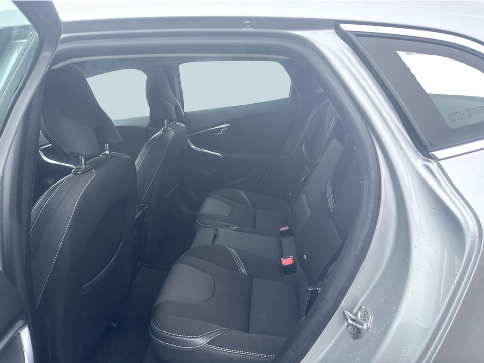 Volvo V40 2,0 D3 150 Momentum aut. 5d