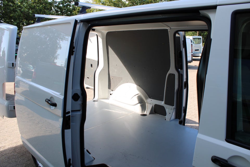 VW Transporter 2,0 TDi 110 Kassevogn lang