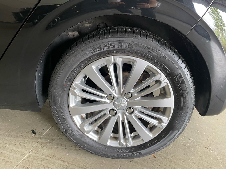 Peugeot 208 1,5 BlueHDi 100 Privé 5d