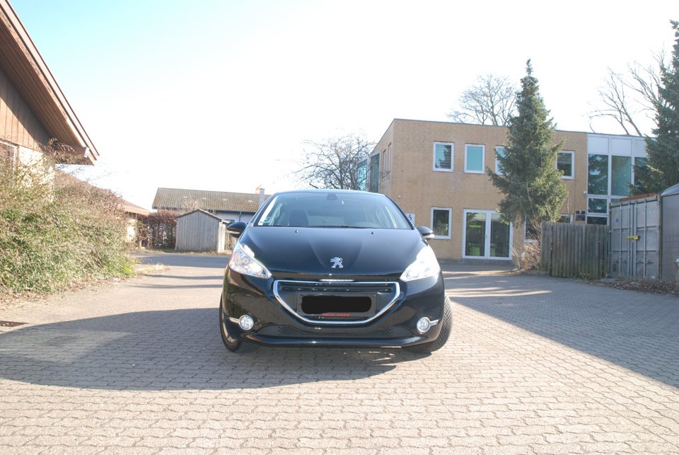 Peugeot 208 1,2 VTi Allure Sky 5d