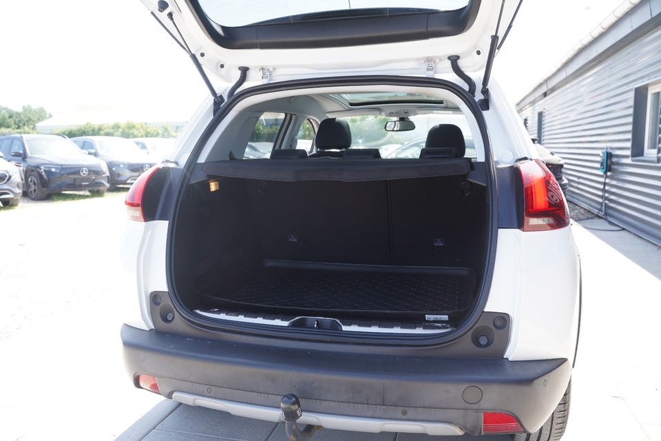 Peugeot 2008 1,2 e-THP 110 Selection Sky 5d