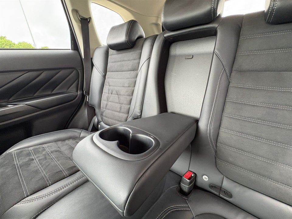 Mitsubishi Outlander 2,4 PHEV Invite+ CVT 4WD 5d