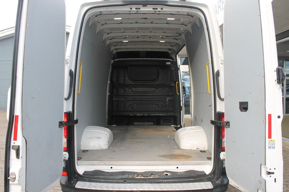 VW Crafter 35 2,0 TDi 177 Kassevogn L3H2 aut.