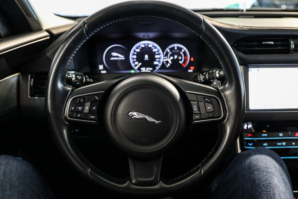 Jaguar XF 2,0 D180 Pure aut. 4d