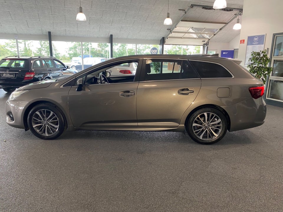 Toyota Avensis 1,8 VVT-i T2 Premium Touring Sports 5d