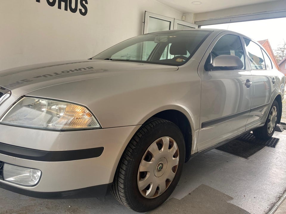 Skoda Octavia 1,6 FSi Ambiente 5d