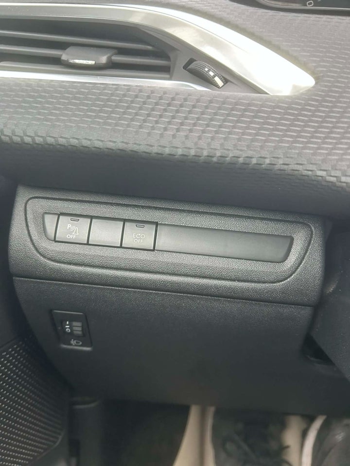 Peugeot 2008 1,2 PureTech 82 Selection Sky 5d