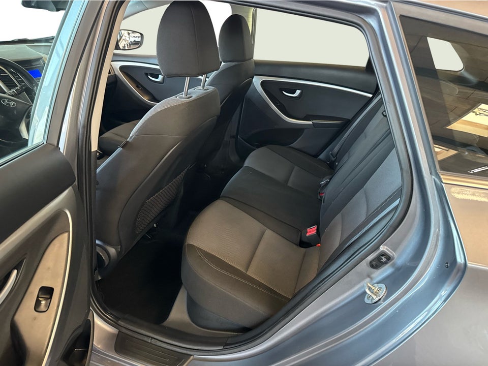 Hyundai i30 1,6 CRDi 110 Premium CW DCT 5d