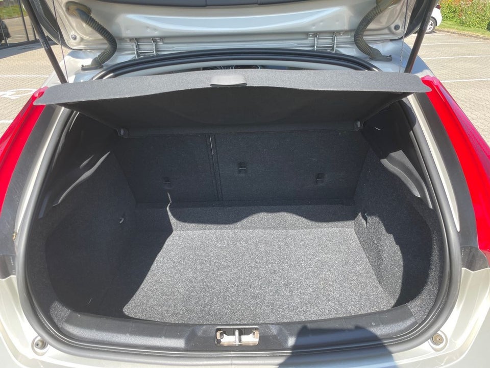 Volvo V40 2,0 T3 152 Momentum 5d