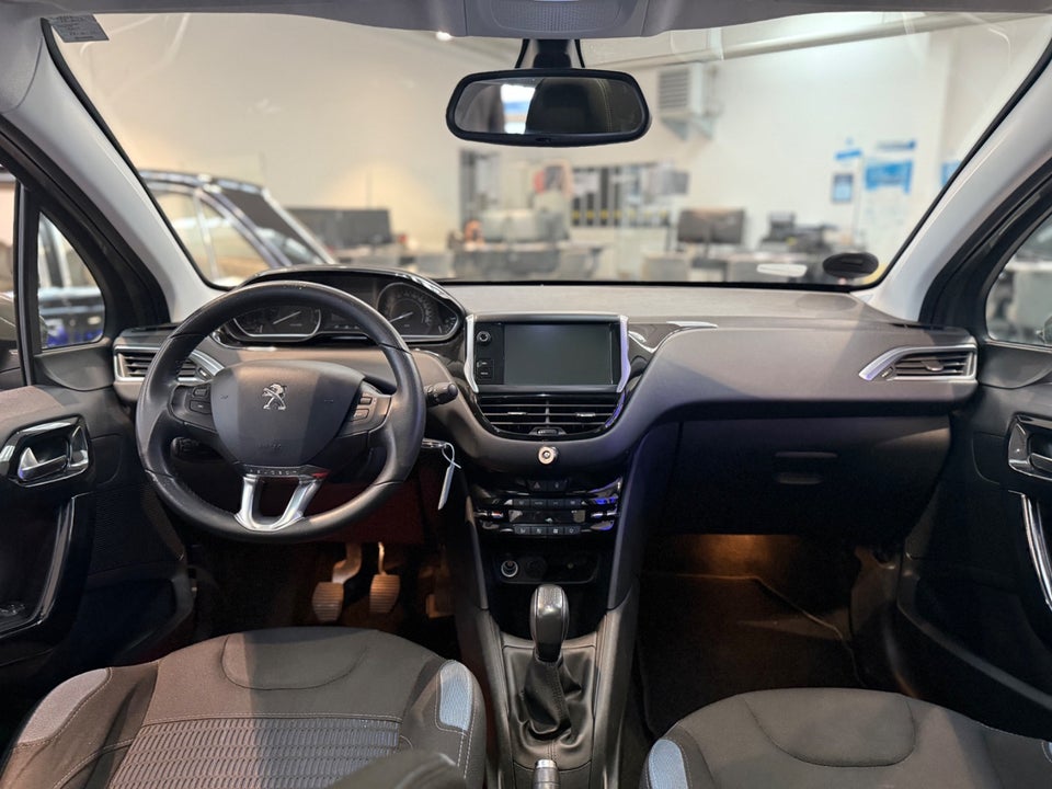 Peugeot 208 1,2 VTi Allure Sky 5d