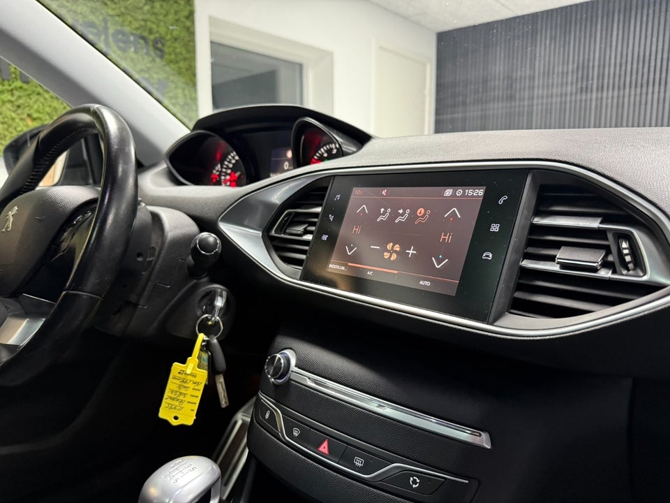 Peugeot 308 1,5 BlueHDi 130 Allure Sky 5d