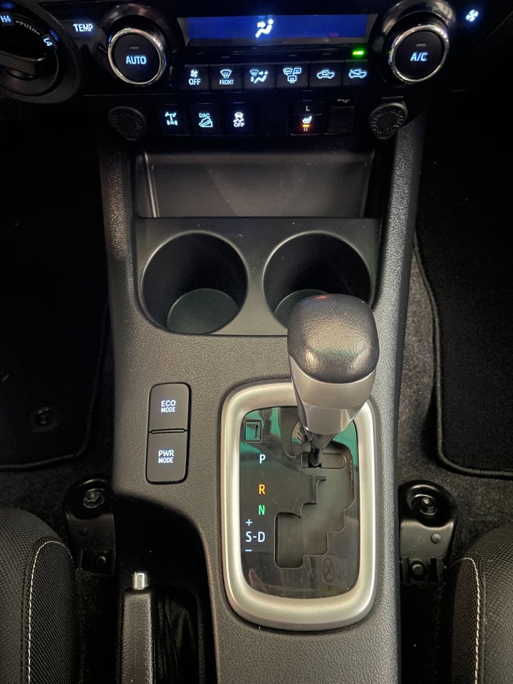 Toyota HiLux 2,4 D-4D 150 T3 Db.Kab aut. 4x4 4d