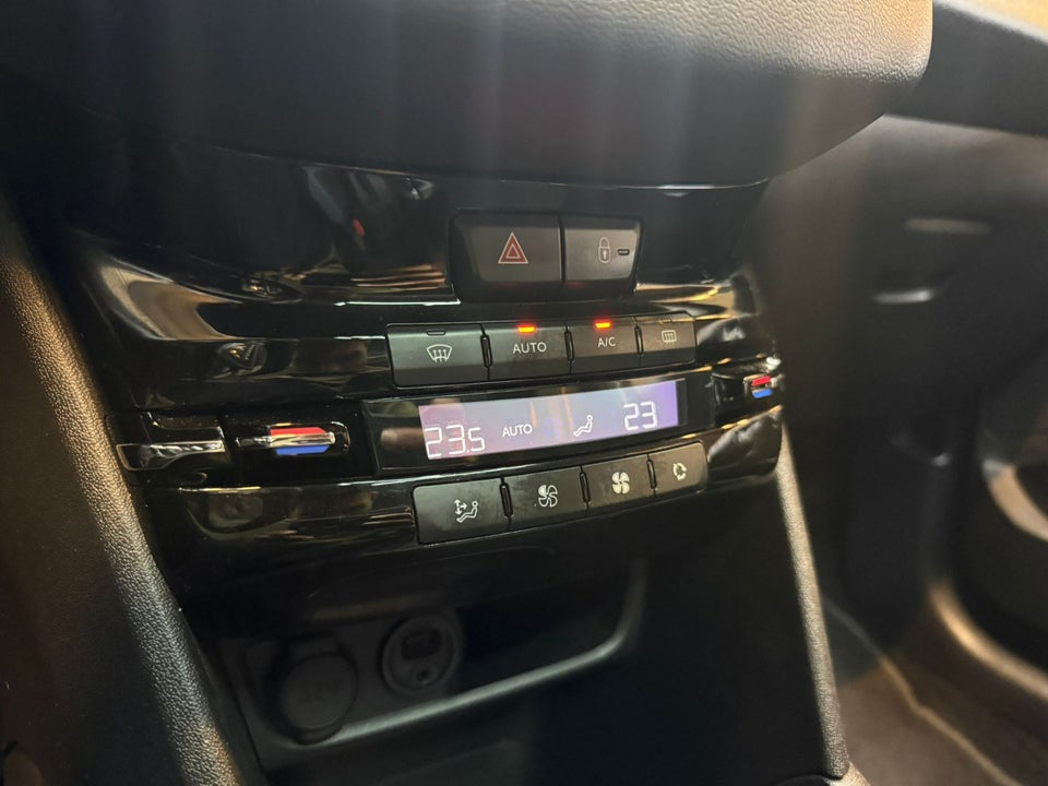 Peugeot 208 1,2 VTi Allure Sky 5d