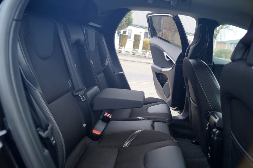 Volvo V40 2,0 D3 150 Momentum aut. 5d